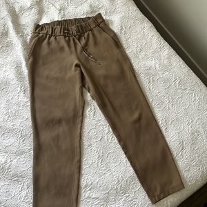 Lululemon high rise stretch pant in tan size 6